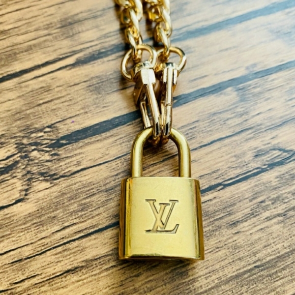 ❤EUC Louis Vuitton Lock with 16" Chain (No Key) - Picture 2 of 3